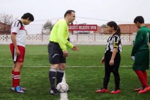 Erkek futbol takımına 'kız' kaptan