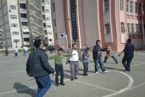 Yönetimin değişmesini oynayarak kutladılar