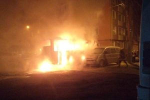 Park halindeki midibüs alev alev yandı