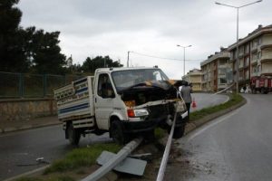 Virajı alamayan kamyonet orta refüje çıktı