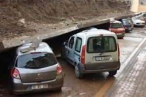Edremit'te sel istinat duvarını yıktı
