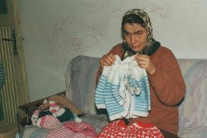 Görmüyor, örüyor