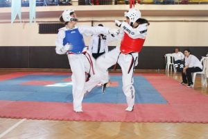 Kadına şiddeti tekme atarak protesto ettiler