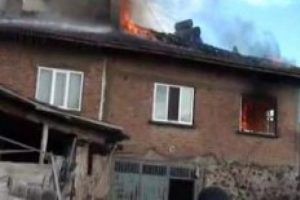 Alevlerin arasından komşuları kurtardı