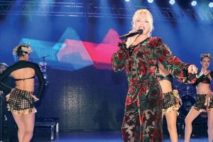 Ajda Pekkan estetiğini kıyafetiyle sakladı