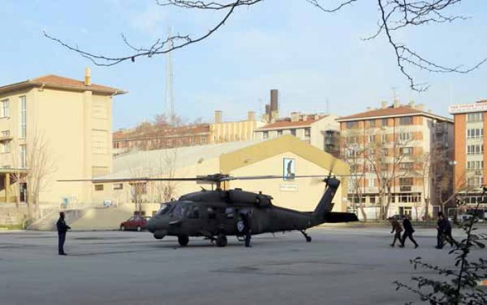 Helikopter okul bahçesine indi