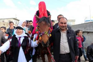 Gelin ata binmiş ya nasip demiş!