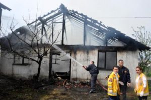 Kızının evi yanınca sinir krizi geçirdi