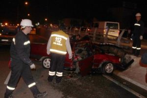 Otomobil bariyerlere çarptı
