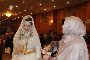 Aşiret düğününde dolar yağmuru
