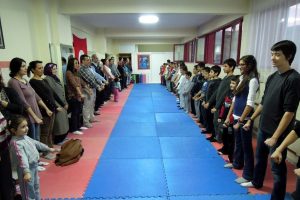 Küçük karateciler velileriyle idman yaptı