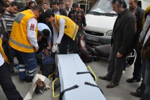 Minibüsün çarptığı motosikletli genç yaralandı