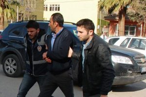 Şüpheli yakınları gazetecilere saldırdı