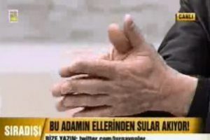 Bu adamın ellerinden su akıyor!