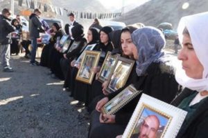 İçerde oylama, kapıda oturma eylemi