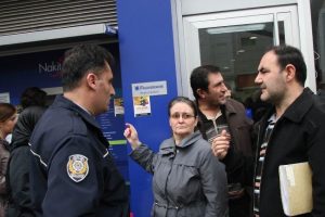 ATM'lerdeki afişlere rağmen dolandırıldı