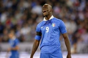 Balotelli İtalya'yı sırtladı!