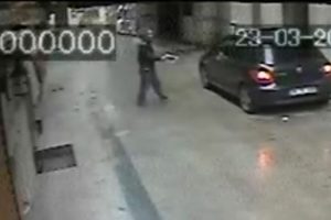 Sarhoş sürücü camını açık bırakınca...