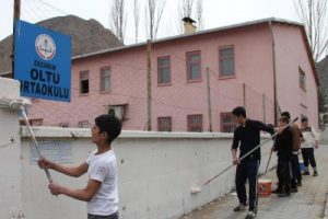 Öğrenciler bahçe duvarını boyadı