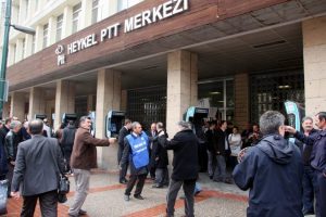 PTT çalışanları iş bırakıp halay çekti