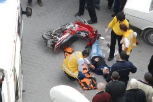 Araca çarpan motosiklet sürücüsü yaralandı