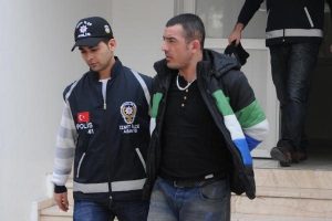 Mağazadan ayakkabı çaldılar