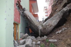 Baz istasyonun istinat duvarı çöktü