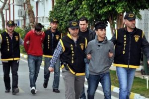 'Deli Dumrul'a özenip gasp yaptılar