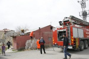 Gecekondu bacasında yangın