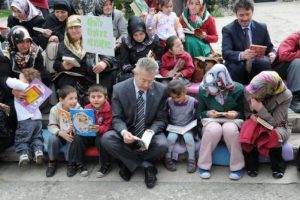 Sokakta öğrencilerle birlikte kitap okudu