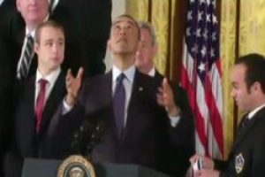 Obama kafasında top sektirdi