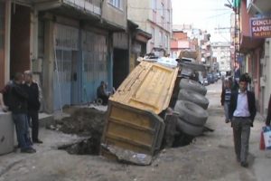 Kamyon yutan yolda çalışmalar normale döndü