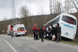 Yolcu minibüsü şarampole yuvarlandı