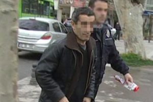Oğlunu bıçakladı