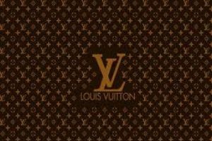 Louis Vuitton'un yarı çıplak reklamı tepki topluyor