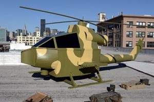 New York manzaralı çatıya savaş helikopteri