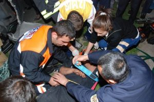 Araç içinde sıkışan sürücü güçlükle çıkarıldı
