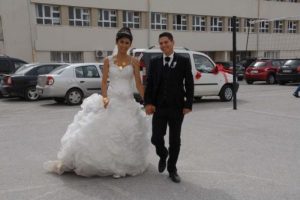 Gelinlikle sınava girdi