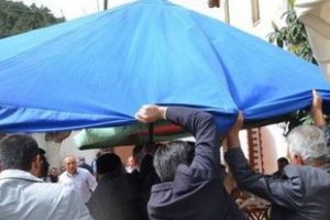 AK Partili milletvekillerinin üzerine şemsiye düştü