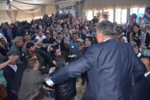 Kürsüden uçarak kavgaya daldı