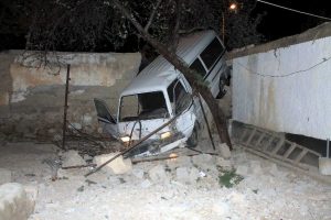 Minibüs evin bahçesine daldı