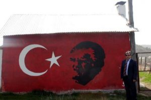 Evinin duvarına Türk bayrağı ve Atatürk resmi çizdirdi
