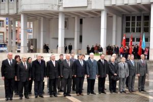Yağmurda bu kez protokol ıslandı, öğrenciler korundu