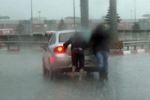 Nisan yağmuru perişan etti