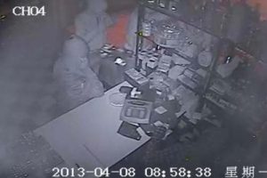 Viskileri çalıp parkta alem yaptılar