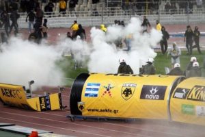 AEK maçında taraftarlar sahaya indi!