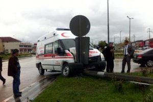 Ambulans otomobille çarpıştı