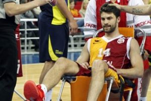 Engin Atsür ameliyat oluyor