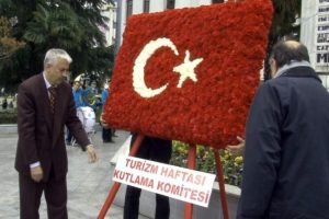 Çelenk öyle koyulmaz böyle koyulur!
