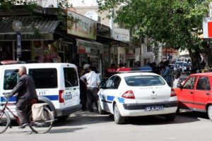 Hasmını bıçakladı